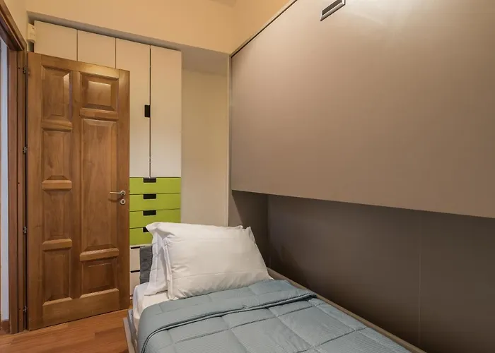 Bright 2 Bedroom And Balcony