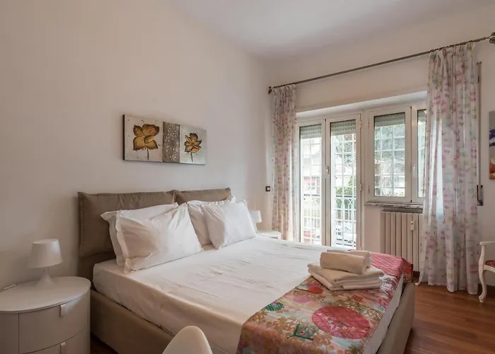 Bright 2 Bedroom And Balcony Рим
