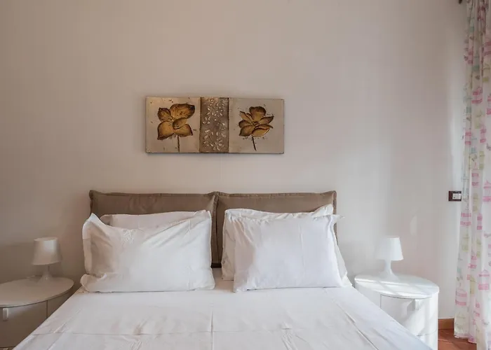 Bright 2 Bedroom And Balcony