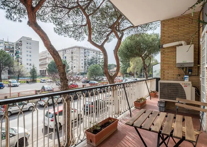 Bright 2 Bedroom And Balcony * Рим